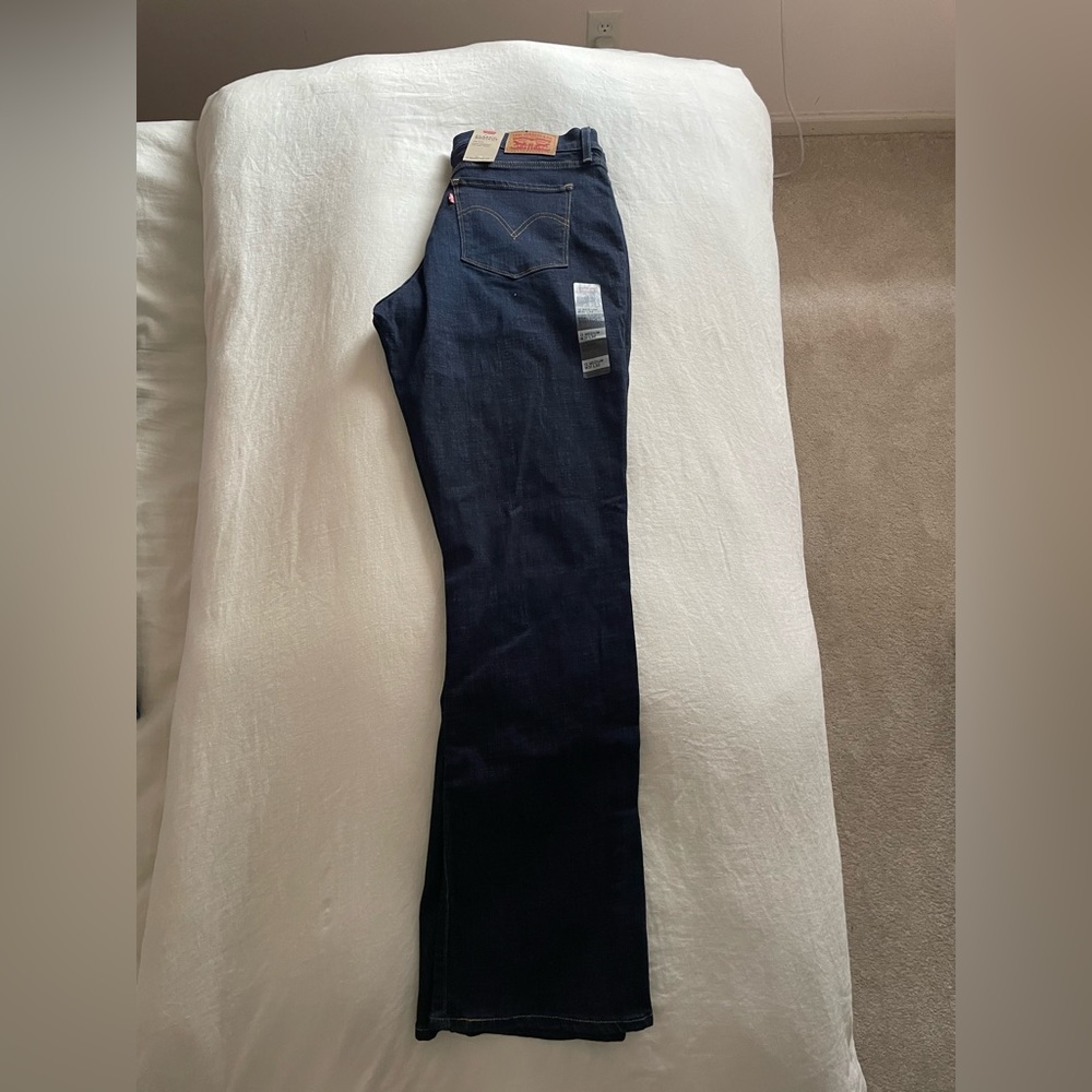 NWT - Levi’s Classic Bootcut, Mid Rise, 12 Medium W31 L32